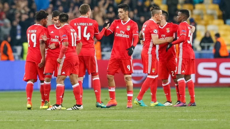 Em Kiev, golos de Salvio e Cervi garantem o 2-0 do Benfica num jogo em que o herói da noite é o guarda-redes Ederson