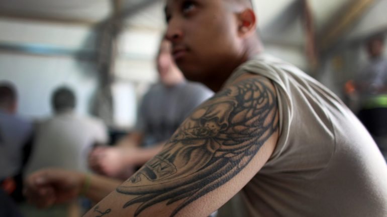 De acordo com uma sondagem, quase metade dos americanos nascidos nos anos 1980 e 1990 têm pelo menos uma tatuagem