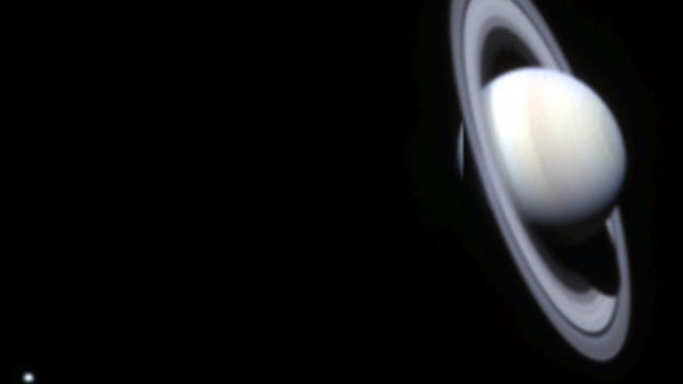 O novo modelo de estudo, elaborado por simulações de computador, concentra as hipóteses do aparecimento dos anéis num período inicial do Sistema Solar. Concretamente, há 400 mil milhões de anos
