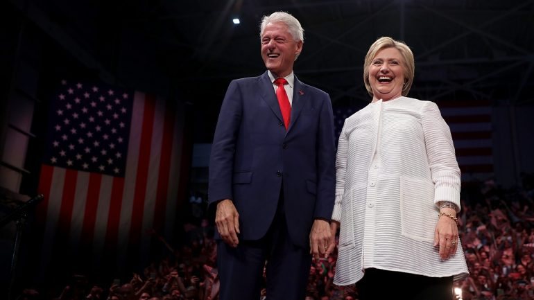 A presidência de Bill Clinton, o marido da candidata Hillary, foi uma das melhores para as bolsas norte-americanas.