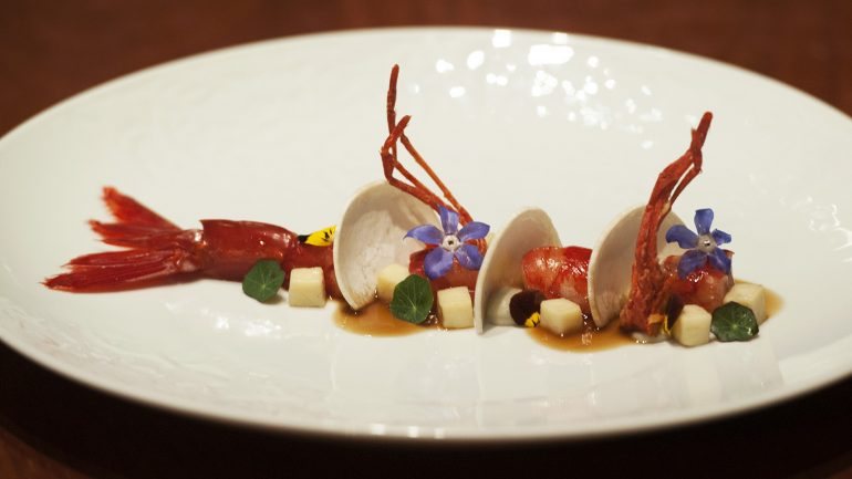 Este camarão “carabineiro” com cogumelos boletos, folha de capuchinha e flores está hospedado no restaurante Palco, no Hotel Teatro.