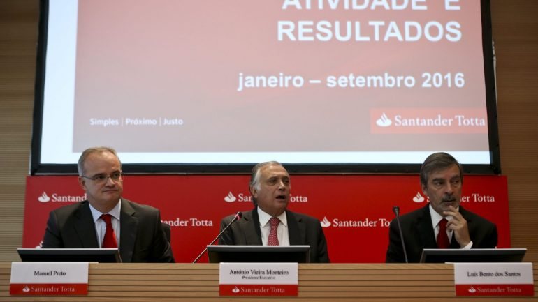 O Presidente do Banco, António Vieira Monteiro, afirma que todos os funcionários saíram com rescisões de mútuo acordo