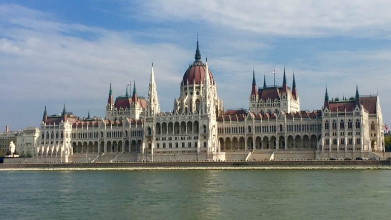 O magníficio parlamento húngaro, à beira do Rio Danúbio.