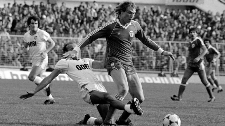7 de janeiro de 1984, Michael Manniche num lance com um jogador do Vitória do Guimarães no Estádio da Luz