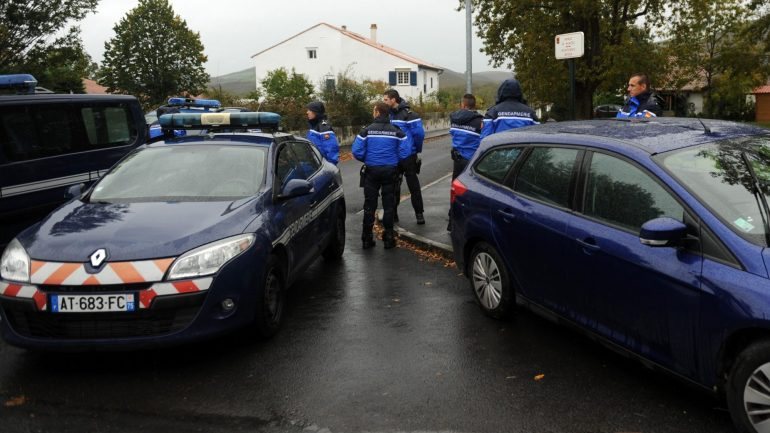 Polícia francesa cercou a casa onde se encontraca o suspeito, esta manhã de sábado