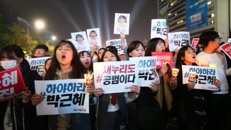 Dezenas de milhares de manifestantes voltaram no sábado a pedir a demissão da presidente sul-coreana, Park Geun-hye
