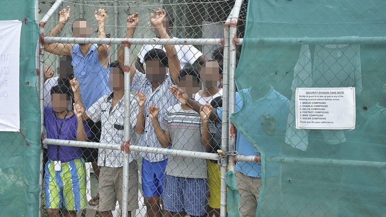A Austrália envia requerentes de asilo que tentam alcançar o país por barco para centros em Nauru e na ilha de Manus, na Papua Nova Guiné