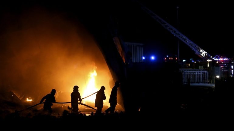 Encontram-se a combater as chamas 45 bombeiros, segundo fonte dos bombeiros locais citadas pela Lusa