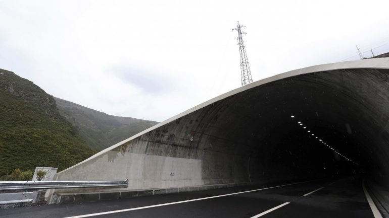 Até hoje, atravessaram o maior túnel rodoviário da Península Ibérica perto de 2,1 milhões de veículos. O tráfego médio diário nestes meses é de 11.244 veículos