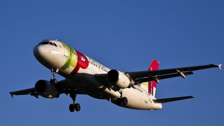 A suspensão da rota deu-se quando a tripulação de um voo foi coagida pelas autoridades de transição guineenses a transportar 74 passageiros sírios ilegais para Lisboa
