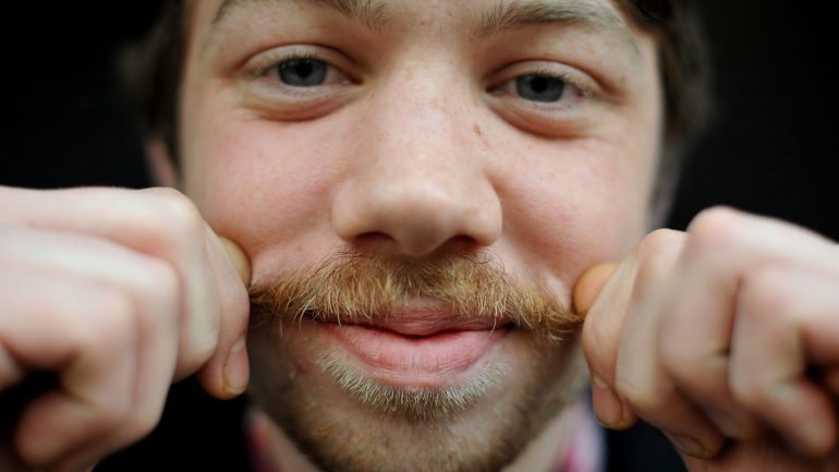 A fundação Movember Foundation, criada em 2013 por Adam Garone, consiste em alertar os homens para os perigos do cancro, principalmente aqueles que só afetam o sexo masculino: o da próstata e dos testículos