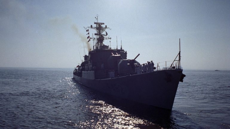 Submarino holandês afastado por frota russa.