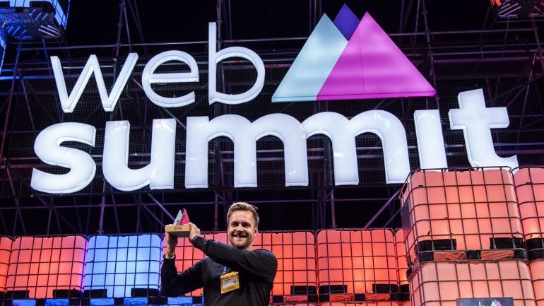 Tommy Otzen foi ao palco central da Web Summit receber o prémio