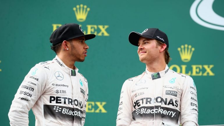 Lewis Hamilton e Nico Rosberg jogam na mesma equipa (Mercedes) e têm a mesma idade (31 anos). E agora desatem o nó