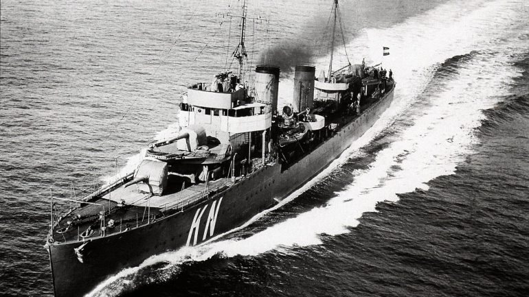 HNLMS Kortenaer, um dos navios holandeses afundados durante a Batalha de Java