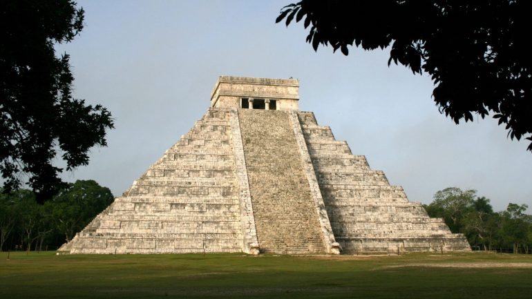 A pirâmide agora, que se pensa ser a que precedeu a atual construção, tem cerca de dez metros de altura
