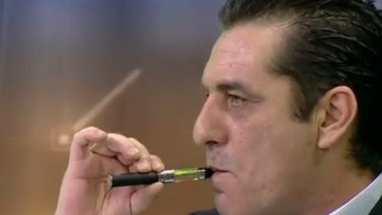 O ex-futebolista experimentou um cigarro eletrónico para perceber o alcance do vapor