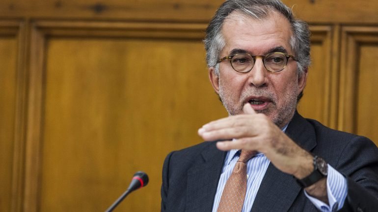 Governo lamenta a renúncia apresentada por António Domingues