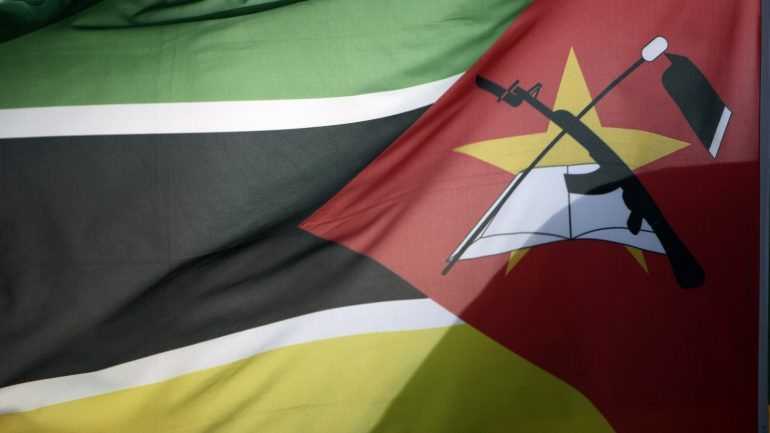 &quot;Durante o período de luto nacional, a bandeira nacional será içada a meia-haste em todo o território nacional e nas missões diplomáticas e consulares de Moçambique&quot;