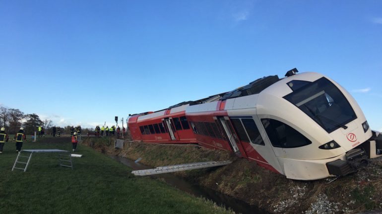 O comboio, que viajava entre o norte da cidade de Groningen e a aldeia de Roodeschool, descarrilou perto de Winsum