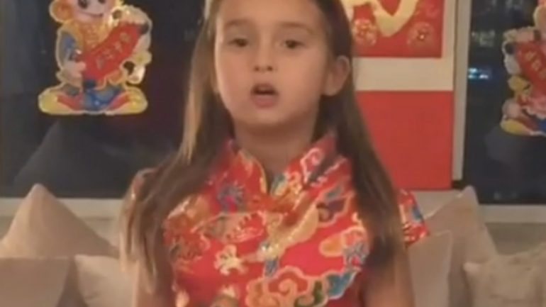 De apenas 5 anos, a neta de Donald Trump faz sucesso na internet ao falar fluentemente mandarim