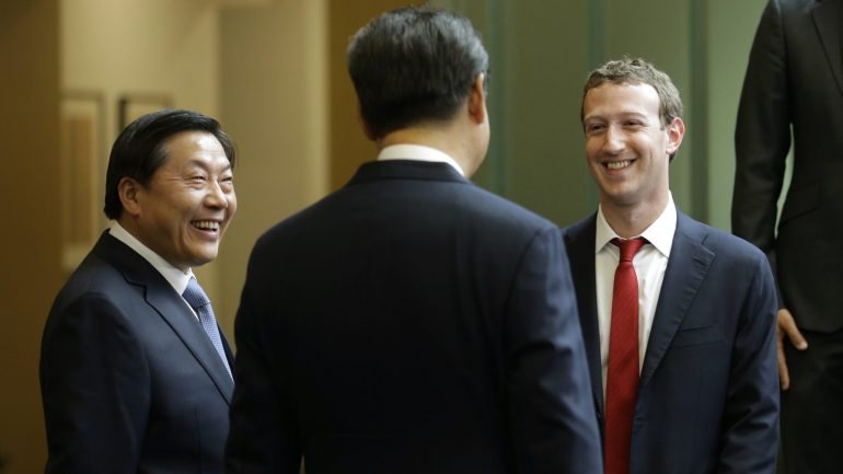 Na imagem, datada de setembro de 2013, vê-se Mark Zuckerberg com o presidente chinês Xi Jinping.
