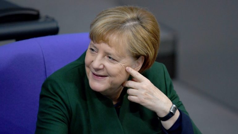 Angela Merkel declarou que a Alemanha &quot;não pode resolver sozinha os problemas do mundo&quot;, mas vai contribuir juntamente com os aliados