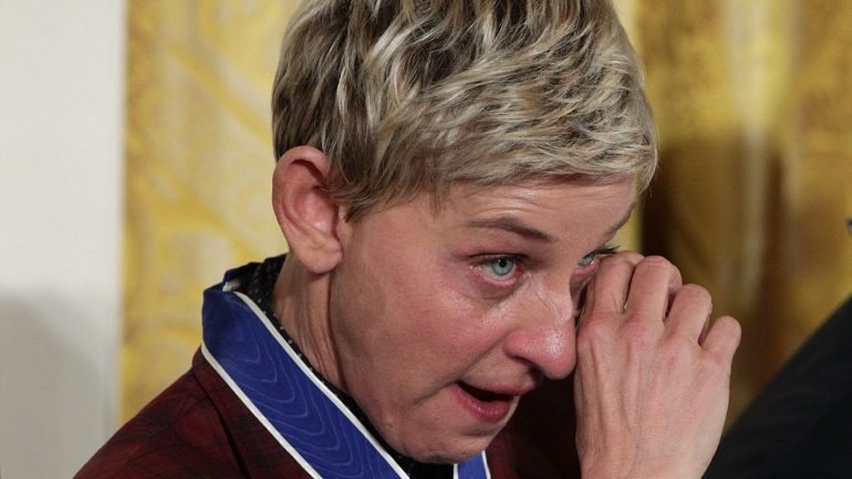 Ellen DeGeneres mostrou-se emocionada com as palavras de Barack Obama na entrega da Medalha da Liberdade, na terça-feira