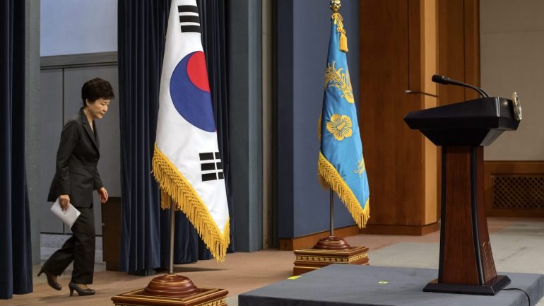 Milhares de pessoas têm-se manifestado a pedir a demissão da presidente sul-coreana