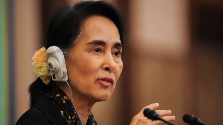 A líder de facto do governo da Birmânia advertiu que o recurso às armas &quot;não resolverá os problemas nem permitirá alcançar os objetivos&quot;
