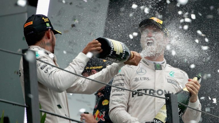 A subida ao pódio deixa Rosberg a salvo do derradeiro 'assalto' de Hamilton, que venceu as últimas três corridas