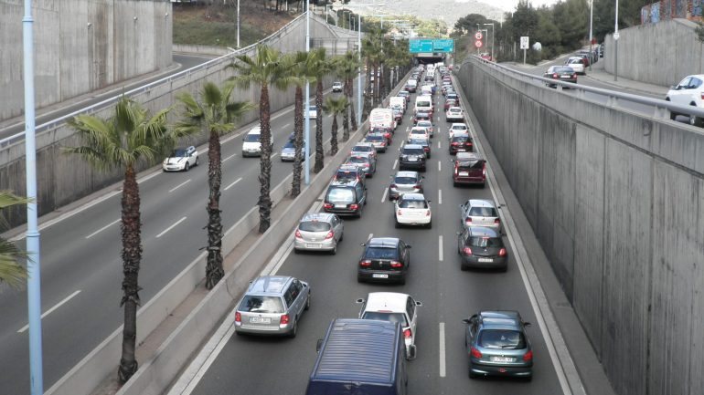 Seguindo as pisadas de Madrid, o executivo liderado por Ada Colau apresentou um plano para combater os níveis de poluição em Barcelona, que passa pela restrição da circulação automóvel