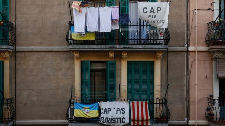 Moradores do centro de Barcelona estão contra o aluguer de apartamentos a turistas.