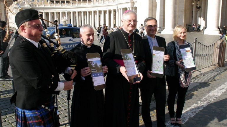 O arcebispo de Edimburgo, Leo Cushley, durante a apresentação da aplicação, no Vaticano