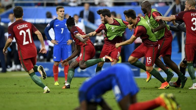 Griezmann entre os festejos portugueses na final do Euro-2016: é Éder quem nos leva à Taça das Confederações