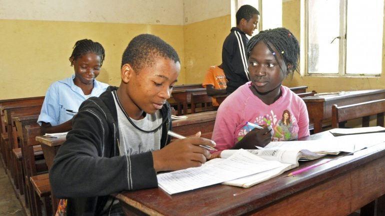 O ministro da Educação de Angola reforçou que haverá integração de professores através de concursos, nos limites do que for possível ser assegurado