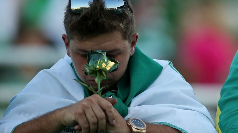 Um adepto do Chapecoense presta homenagem às vítimas do clube do futebol brasileiro
