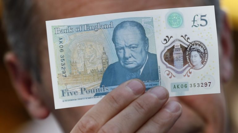 Winston Churchill é o rosto das novas notas de 5 libras