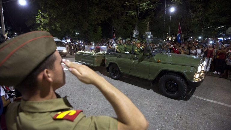 A urna com as cinzas de Fidel Castro, inserida numa caravana de sete veículos, deixou Havana na quarta-feira