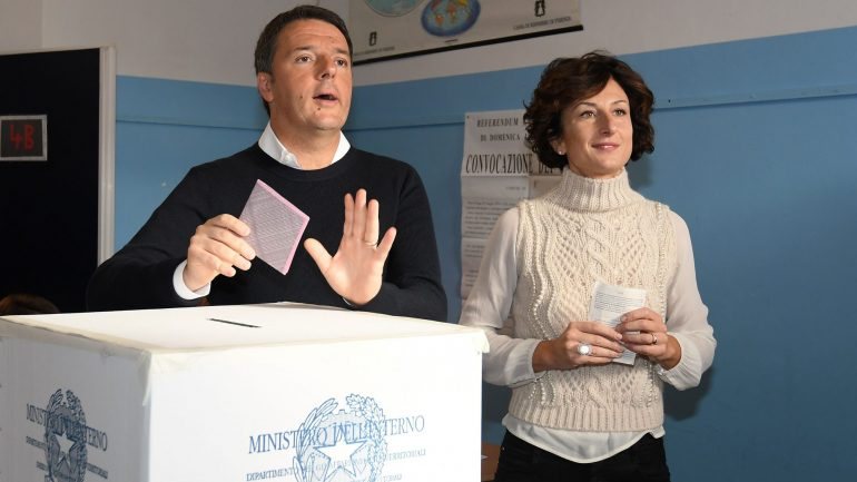Matteo Renzi, primeiro-ministro de Itália, e a mulher, Agnese Landini, quando votavam, neste domingo