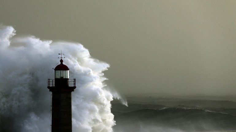 Por causa da agitação marítima forte, o Instituto Português do Mar e da Atmosfera (IPMA) emitiu aviso laranja para dez distritos do continente