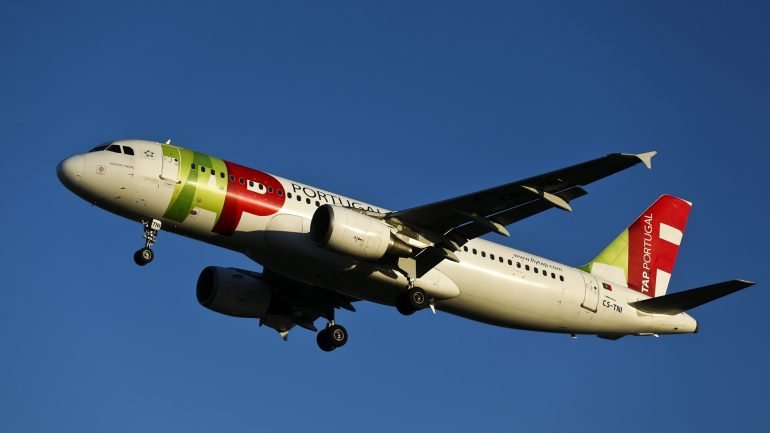A TAP está a ser investigada em Espanha por ter pedido prioridade na aterragem em Santiago de Compostela por emergência de combustível, num voo Funchal-Porto