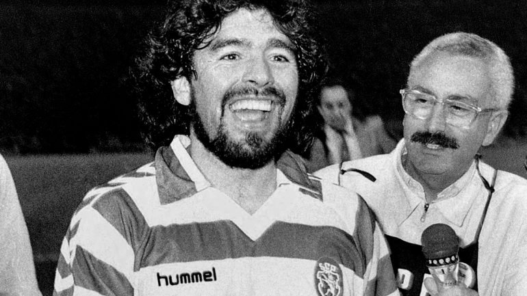 Maradona vestido à Sporting, com a camisola do capitão Carlos Manuel