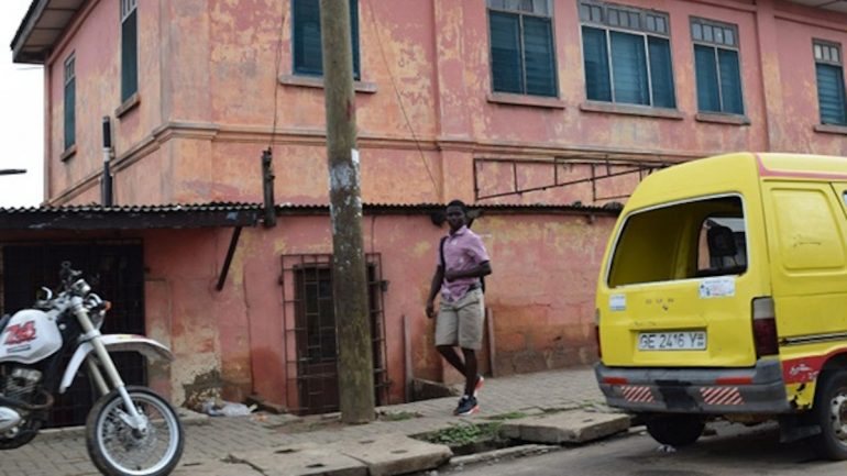 A falsa Embaixada dos EUA em Acra, capital do Gana, funcionava neste edifício
