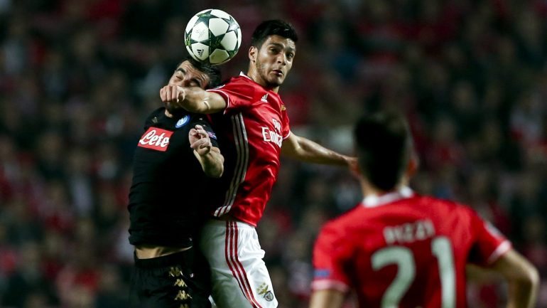 Jiménez, aqui com Gabbiadini, marca o golo solitário do Benfica numa perda de bola de Albiol