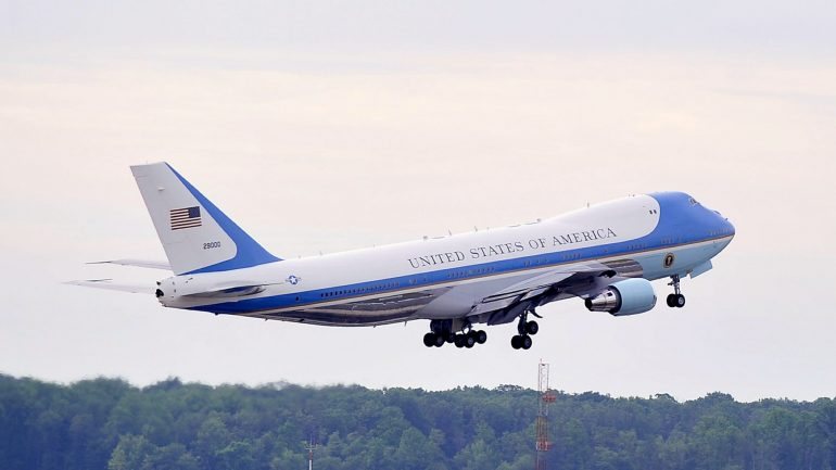 O Air Force One é o nome dado ao avião que transporta o presidente dos EUA, habitualmente uma adaptação militar de um Boeing 747