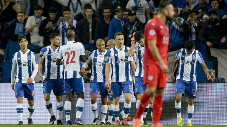 O vendaval de bola do Porto inclui dois golos de André Silva e um de Brahimi, Corona mais Diogo Jota: five-nil