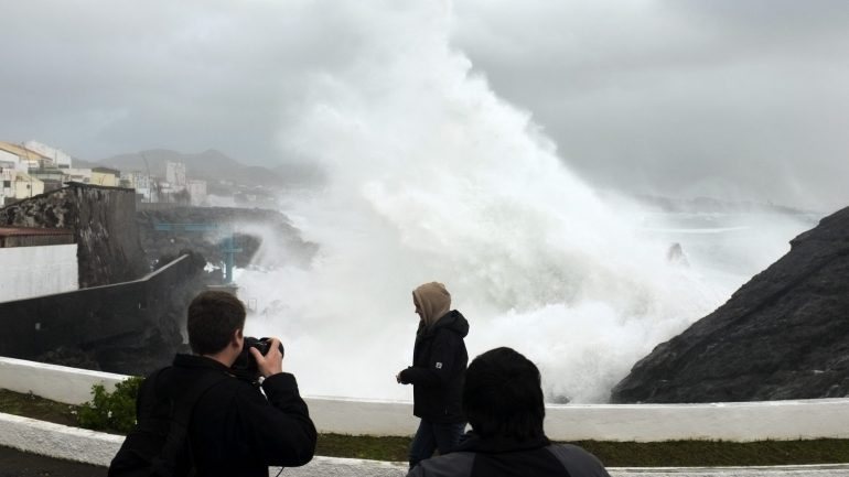 Por causa da agitação marítima forte, o Instituto Português do Mar e da Atmosfera (IPMA) emitiu 'Aviso laranja' para dez distritos do continente