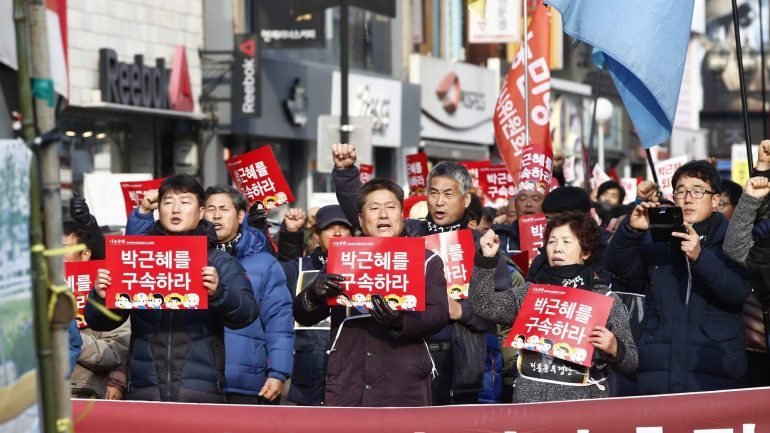 A Presidente Park Geun-Hye foi envolvida pelo Ministério Público do país num caso de tráfico de influências e fraude