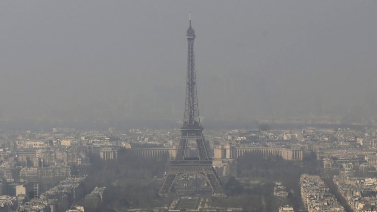 Pelo quarto dia consecutivo, parece que Paris está envolta numa nuvem de fumo